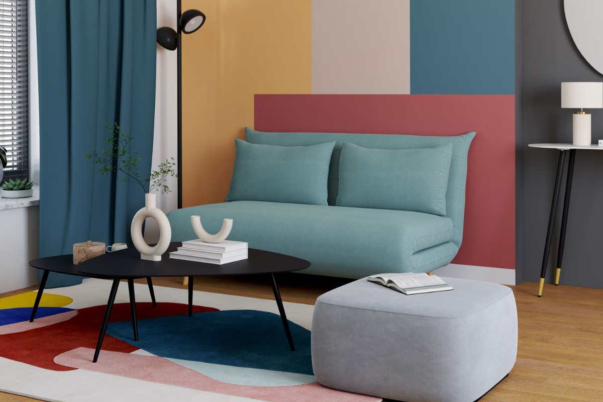 uno dei divani best sellers Maisons du Monde inserito in un soggiorno moderno con pareti colorate
