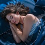Una ragazza che dorme felice sul proprio letto