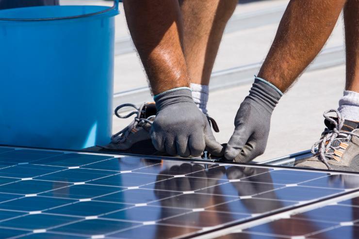 Un operaio che sta installando un pannello solare