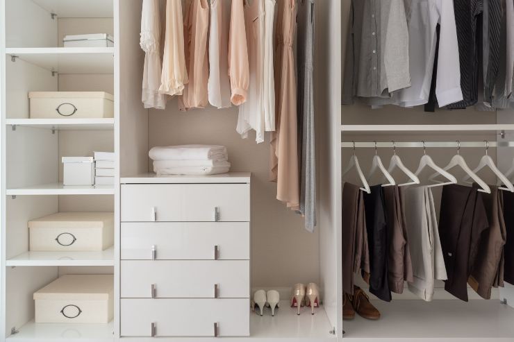 Armadio con scomparti e scarpiera