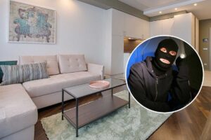 Casa, uomo con passamontagna
