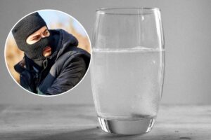 Bicchiere d'acqua, uomo con passamontagna