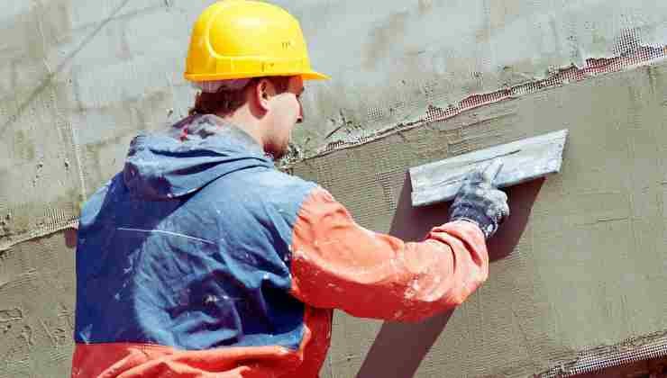operaio lavori su muro