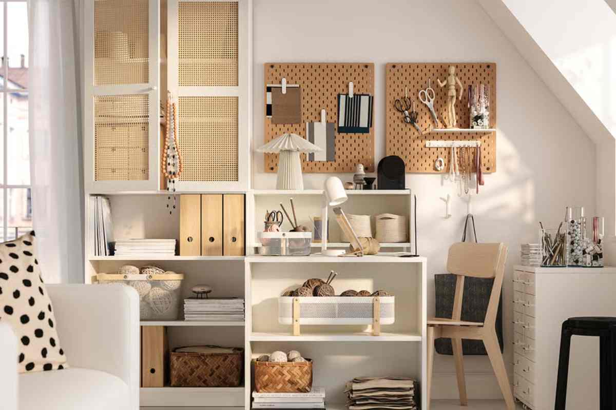 interno casa con la Libreria con tavolo pieghevole Ikea