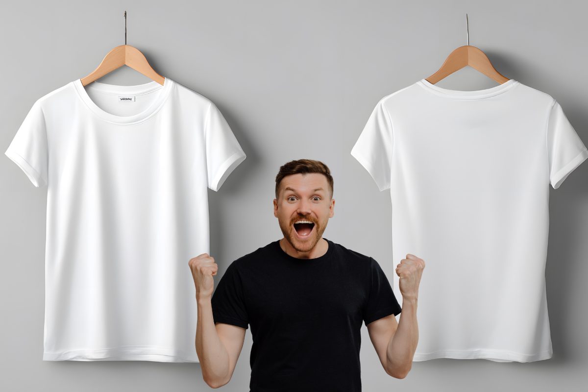 Una persona tra due magliette bianche pulite che esulta