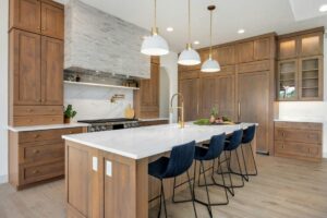 una casa con dei mobili in legno