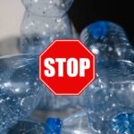 Bottiglie di plastica e segnale di stop