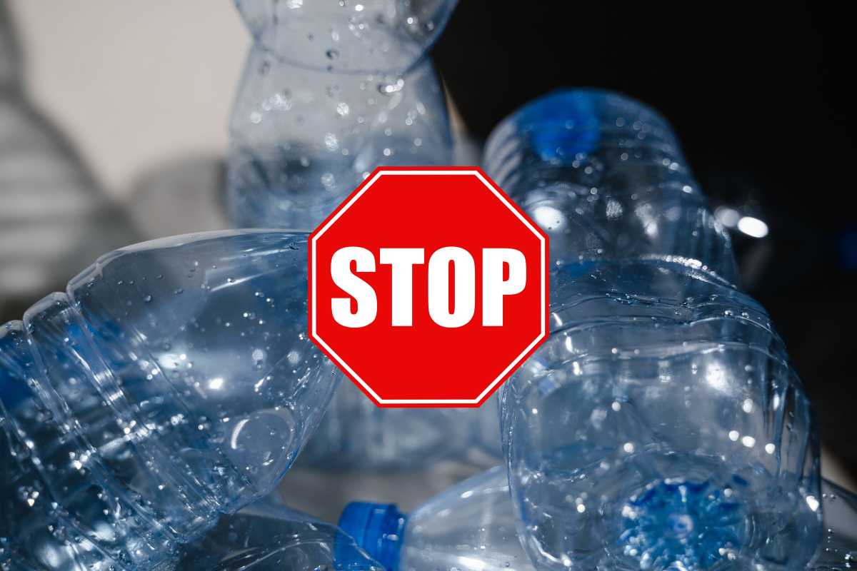 Bottiglie di plastica e segnale di stop