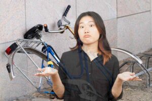 Donna perplessa e vecchia bici
