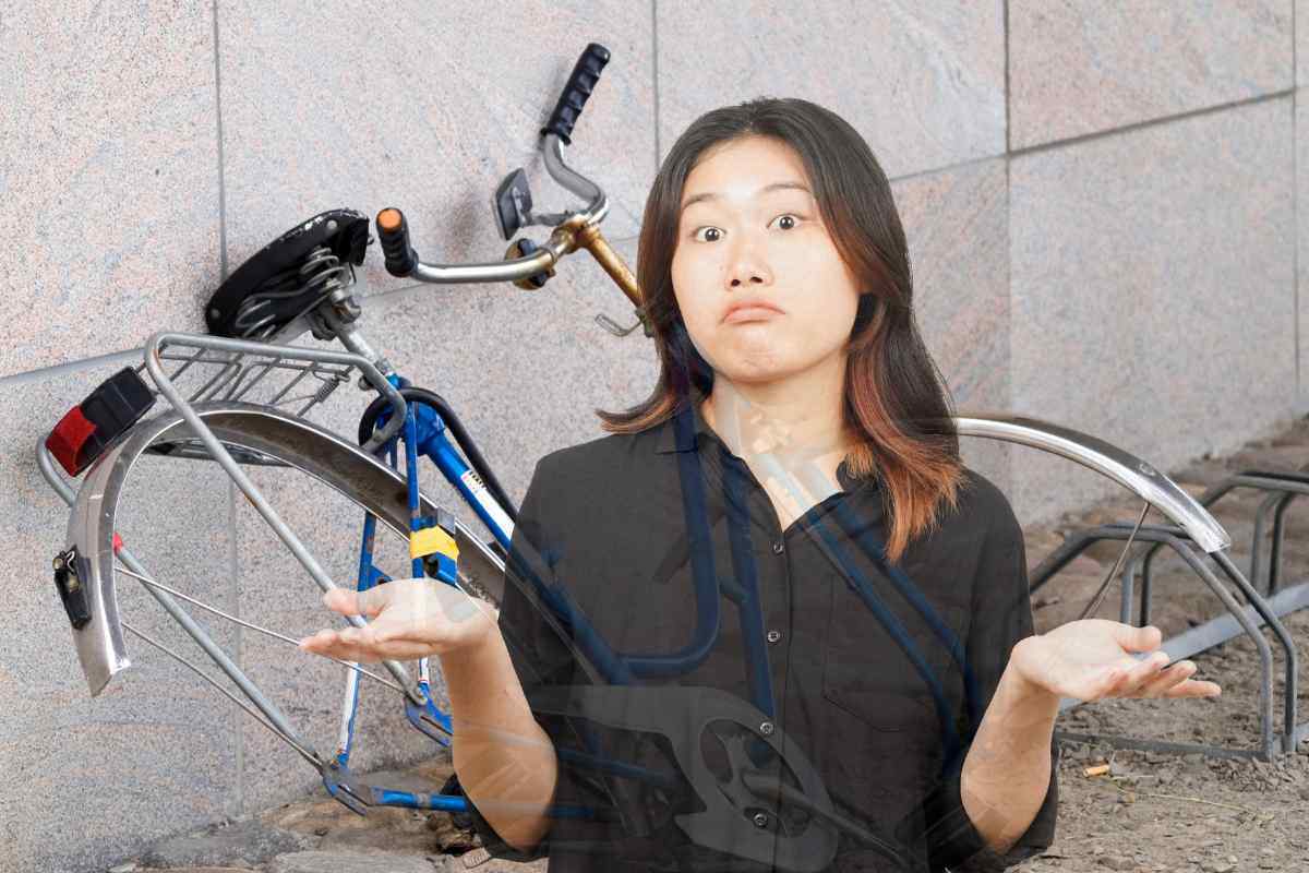 Donna perplessa e vecchia bici