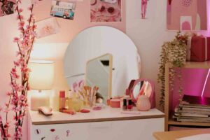toeletta rosa con diversi prodotti di make up e organizer
