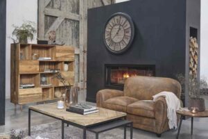 soggiorno con un orologio da parete Maisons du Monde sopra al camino moderno
