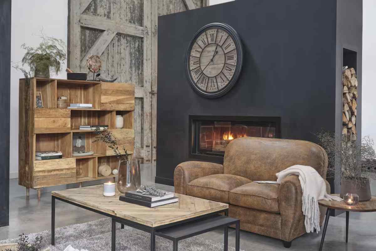 soggiorno con un orologio da parete Maisons du Monde sopra al camino moderno