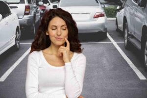 Posto auto e persone che riflette