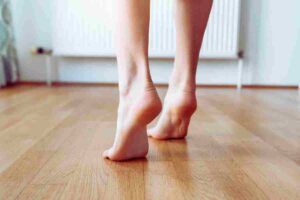 piedi che camminano su pavimento