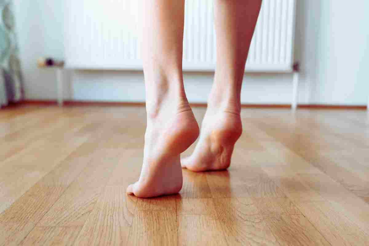 piedi che camminano su pavimento