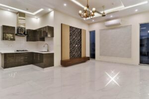 Una casa con un pavimento pulito e brillante