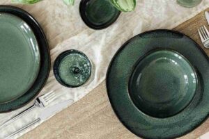 Piatti della collezione Lave di Villeroy & Boch di colore verde su una tavola apparecchiata vista dall'alto