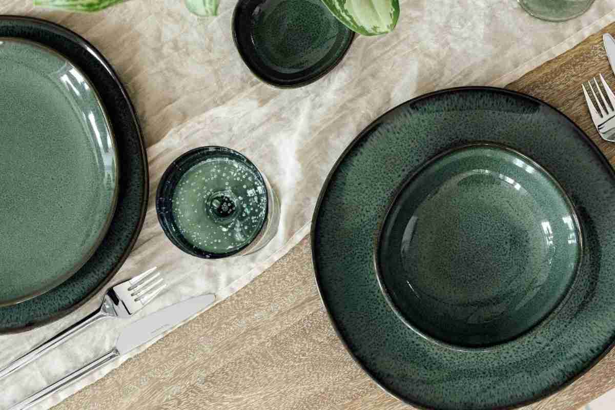 Piatti della collezione Lave di Villeroy & Boch di colore verde su una tavola apparecchiata vista dall'alto