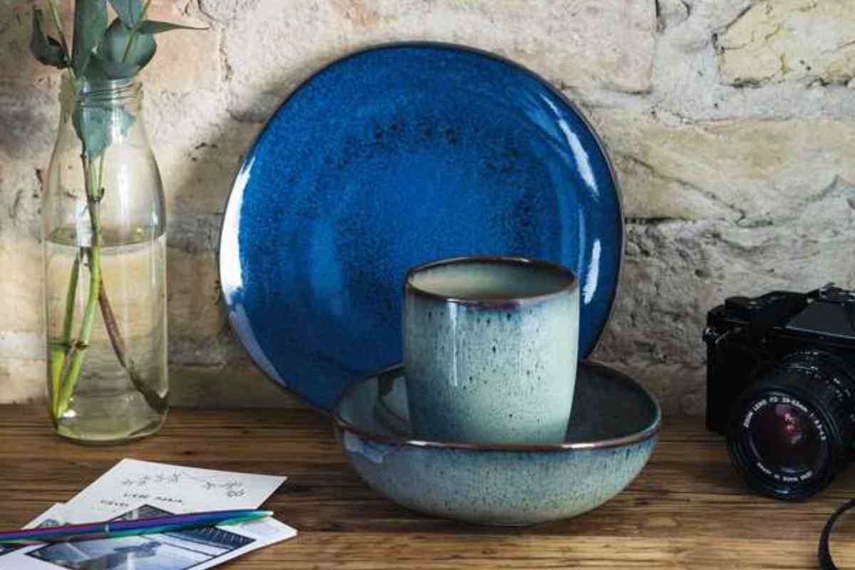 Piatti e tazze collezione Lave di Villeroy & Boch su un tavolo di legno