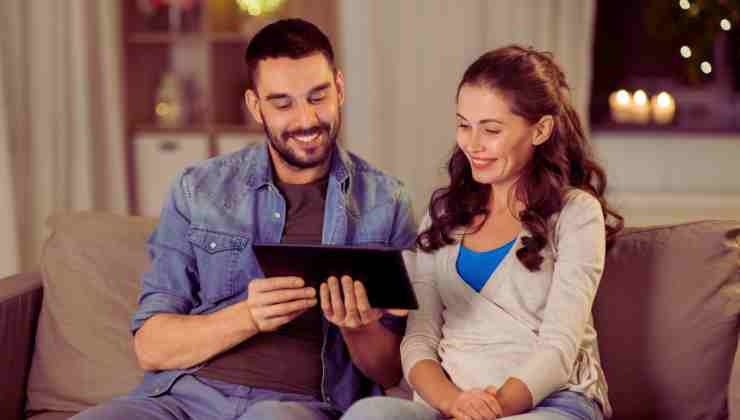 ragazzi che guardano tablet