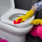 donna che lava il WC con sapone e una spugna