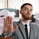 Documenti e uomo con mani avanti