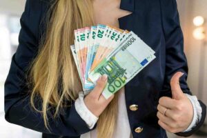 Donna con euro in mano