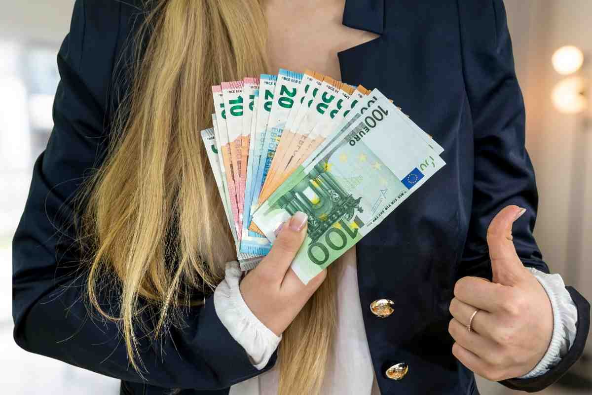 Donna con euro in mano