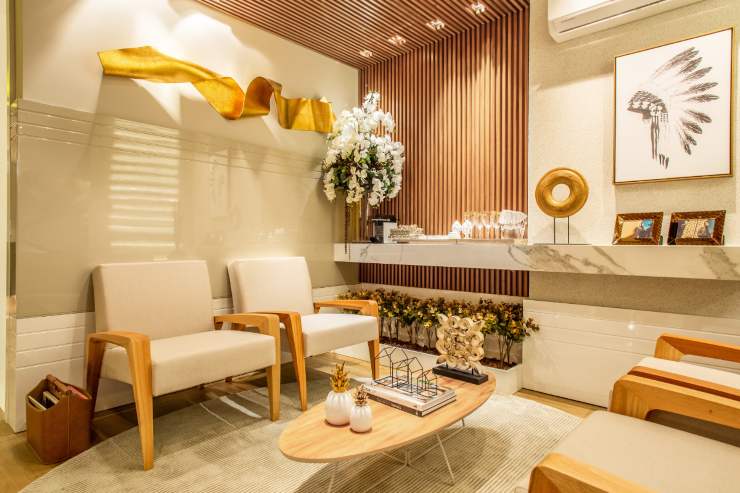 Un salone moderno che non ha il divano