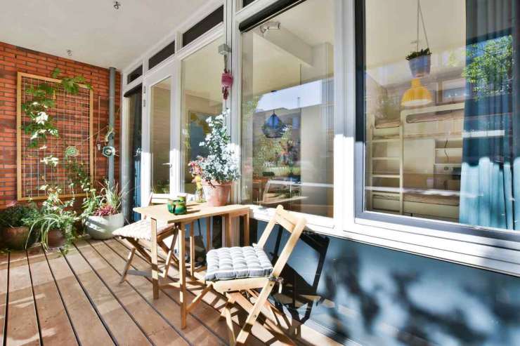 balcone con sedie