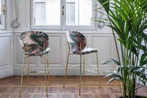 due sgabelli Calligaris dietro a una pianta