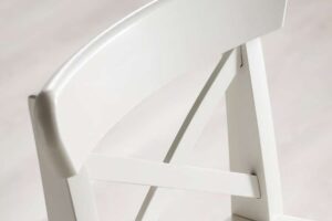 Dettaglio sullo schienale dello sgabello per cucina Shabby Chic