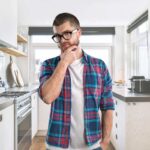 Cucina piccola e ragazzo interdetto