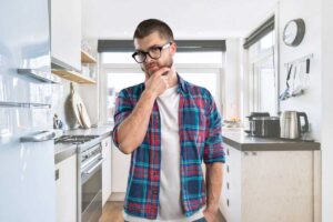 Cucina piccola e ragazzo interdetto