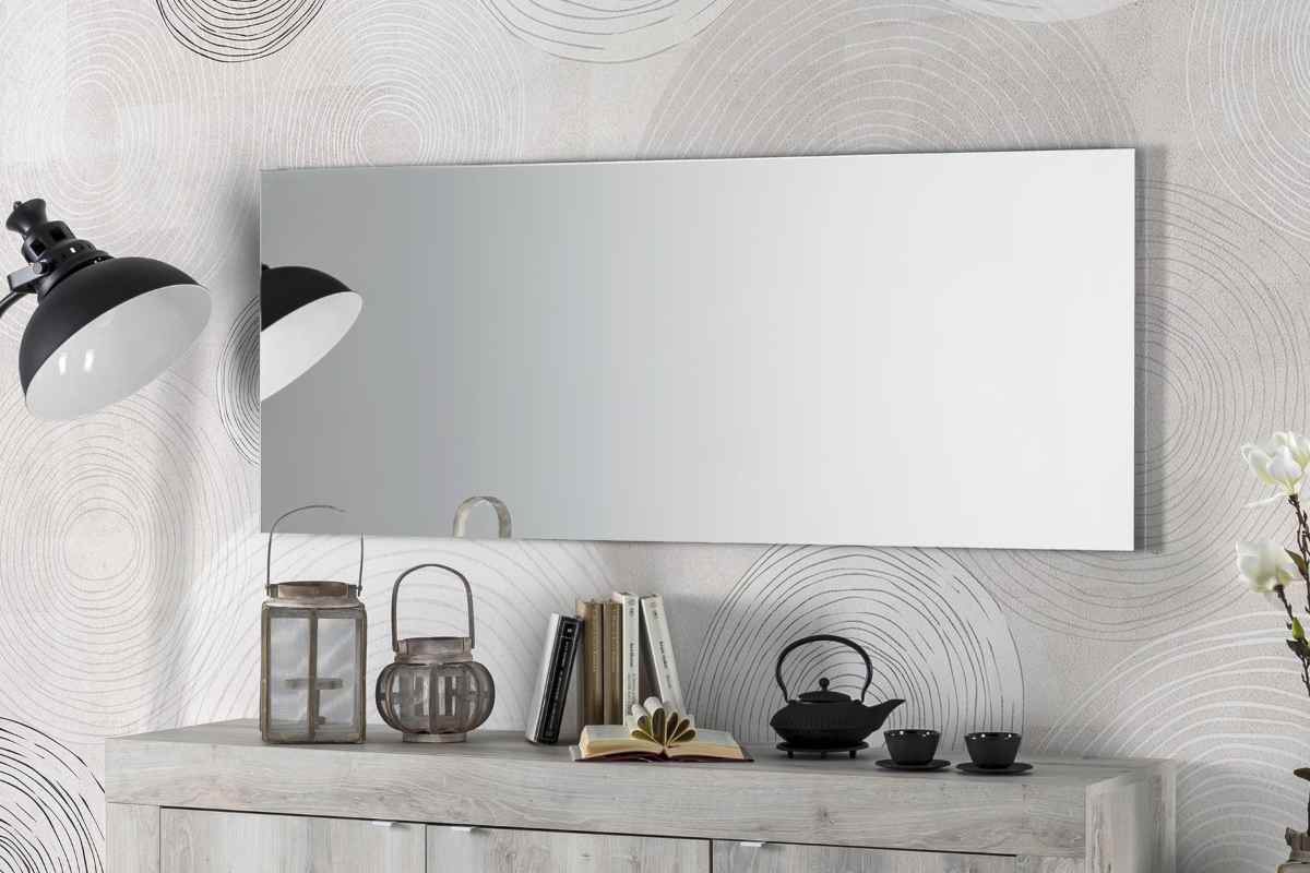 Una delle specchiere led Mondo Convenienza sulla parete di un soggiorno sopra la madia