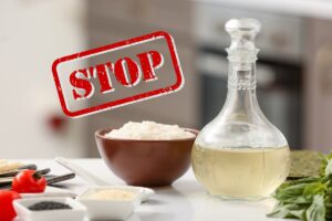 Una foto di ingredienti naturali come aceto e bicarbonato e accanto una scritta "STOP"