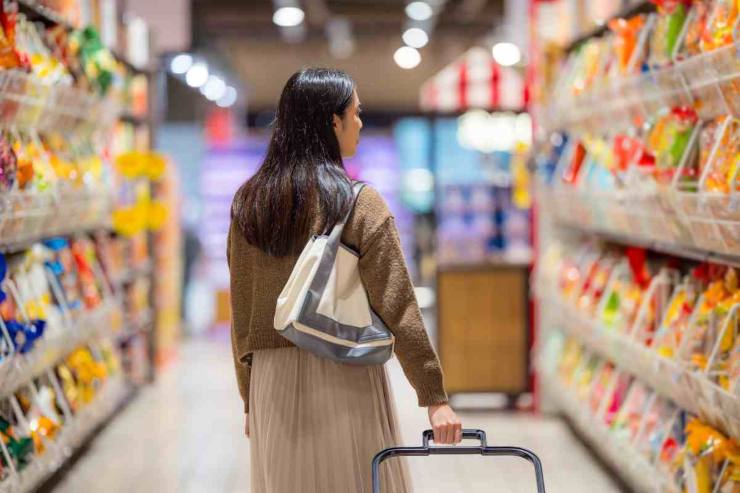 donna al supermercato