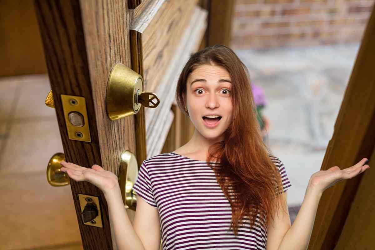 Porta aperta e donna perplessa
