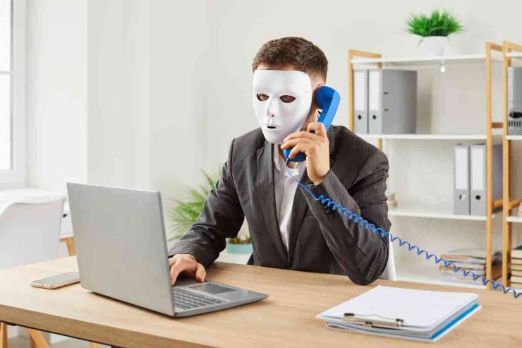 Uomo con maschera al telefono