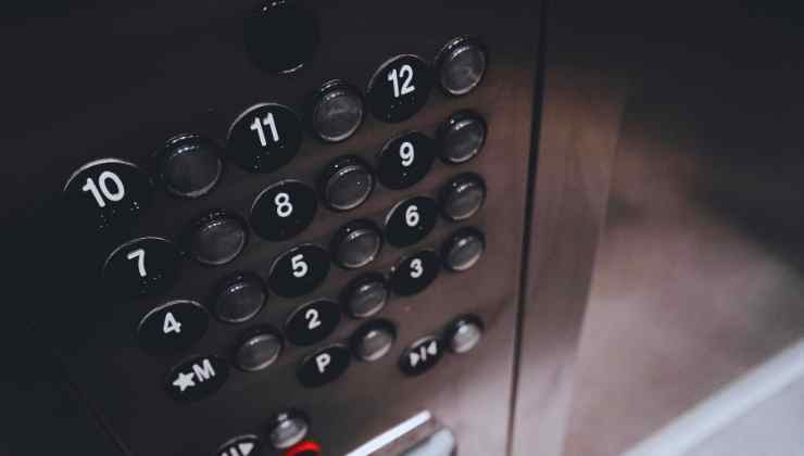 tasti interni all'ascensore con numeri dei piani
