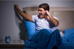 Uomo non riesce a dormire