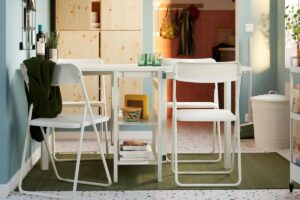 interno con un tavolo, sedie e credenza per una zona pranzo scandinava per studenti