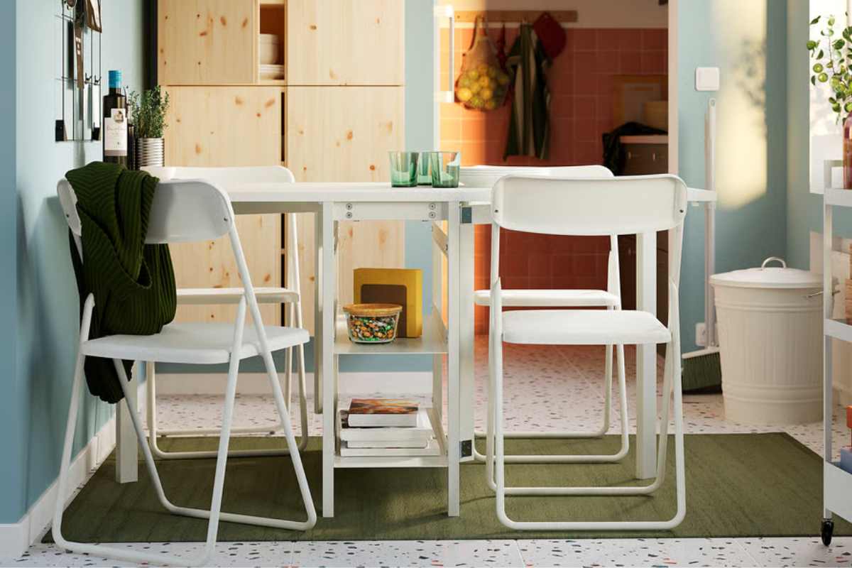 interno con un tavolo, sedie e credenza per una zona pranzo scandinava per studenti