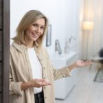 Una donna che con un sorriso accoglie in casa