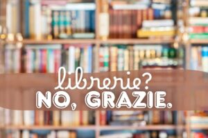 Libreria sfocata con scritte