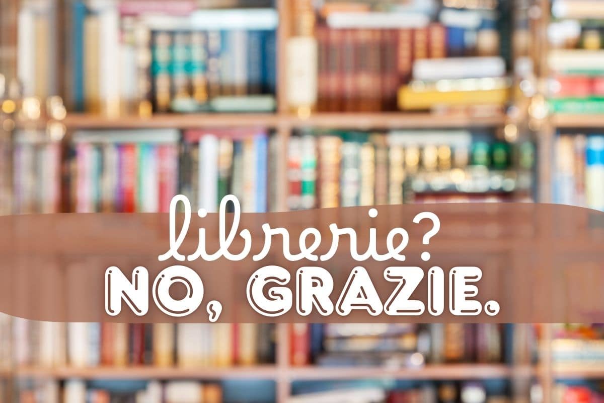 Libreria sfocata con scritte