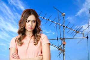 antenna condominiale e donna che pensa