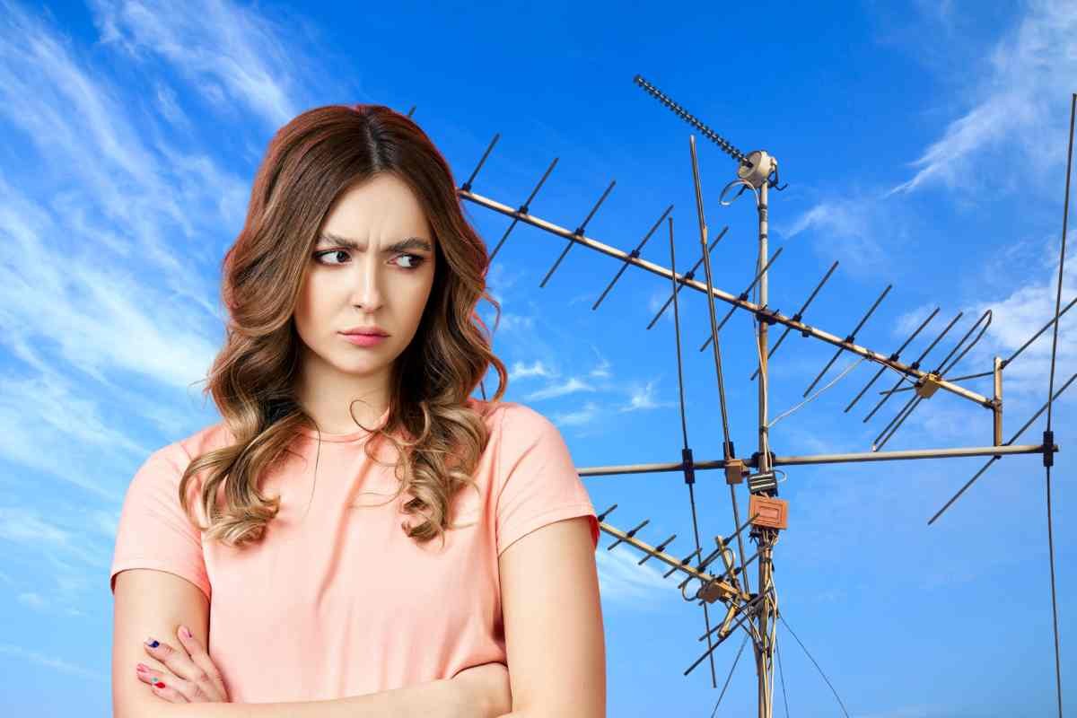 antenna condominiale e donna che pensa