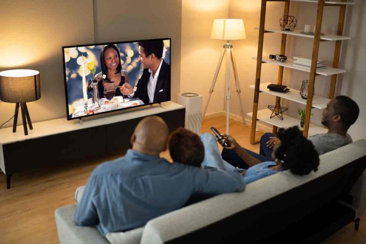 coppia guarda tv in casa 